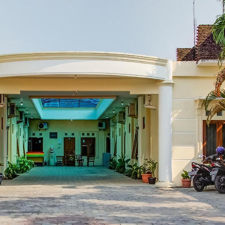 Oyo 3831 Pelangi Residence Syariah Solo Екстериор снимка