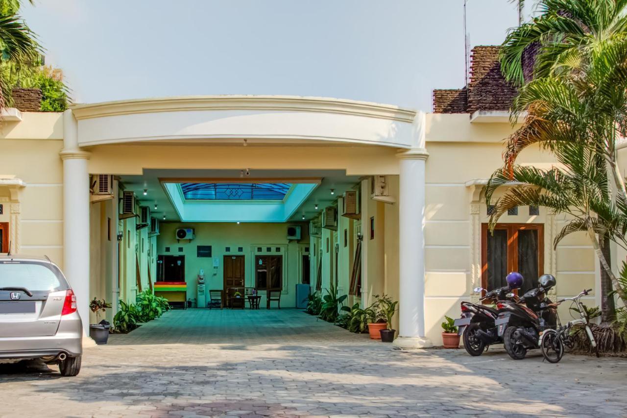 Oyo 3831 Pelangi Residence Syariah Solo Екстериор снимка