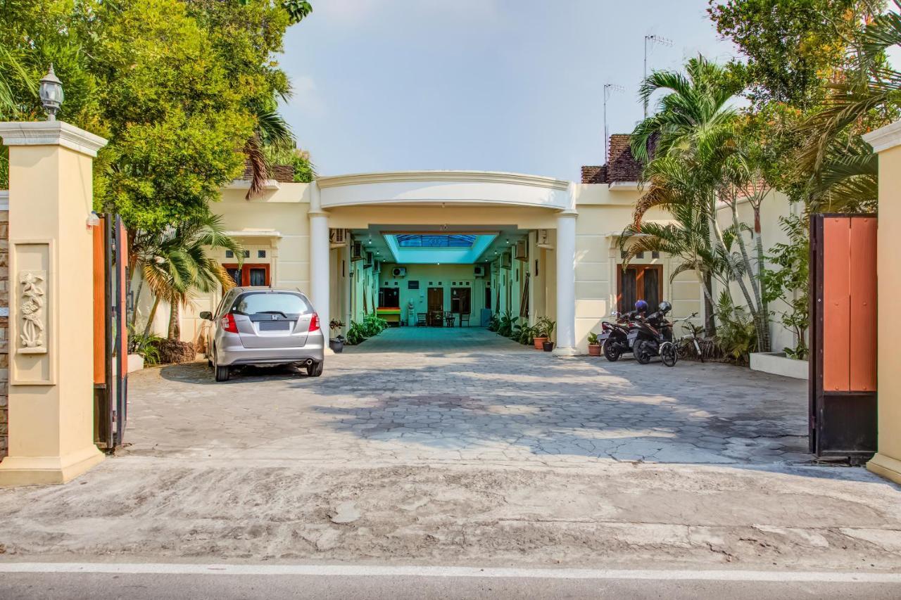 Oyo 3831 Pelangi Residence Syariah Solo Екстериор снимка