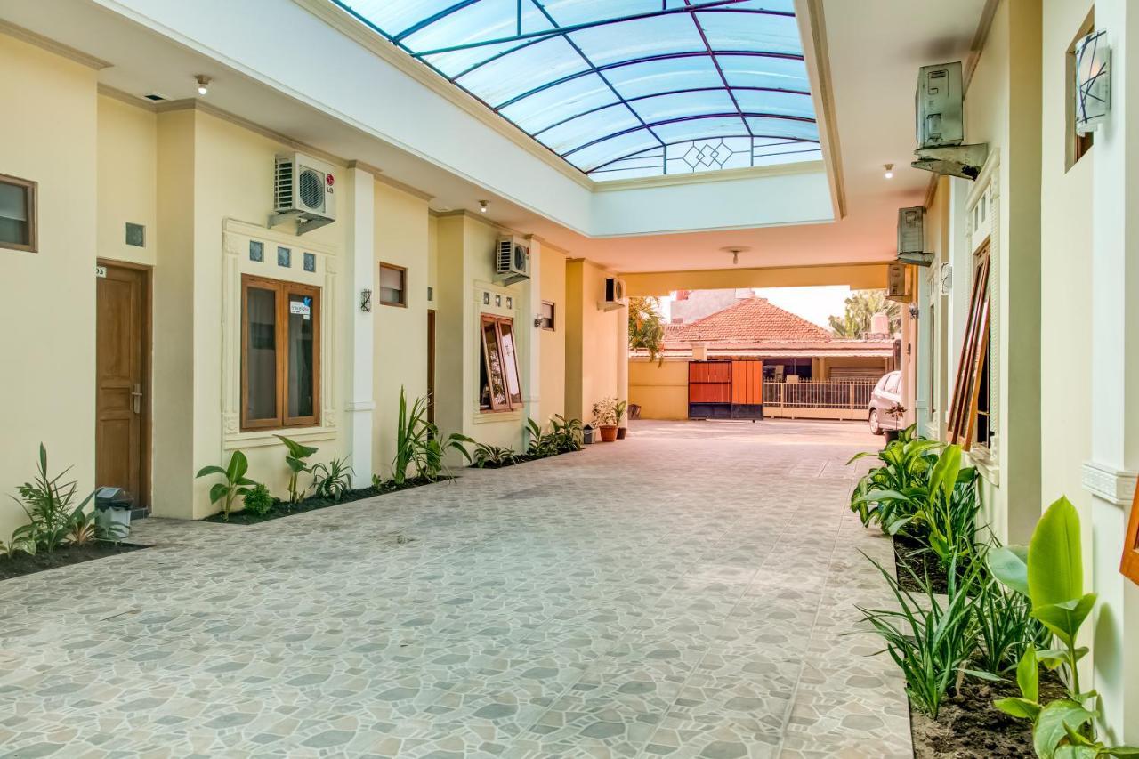 Oyo 3831 Pelangi Residence Syariah Solo Екстериор снимка