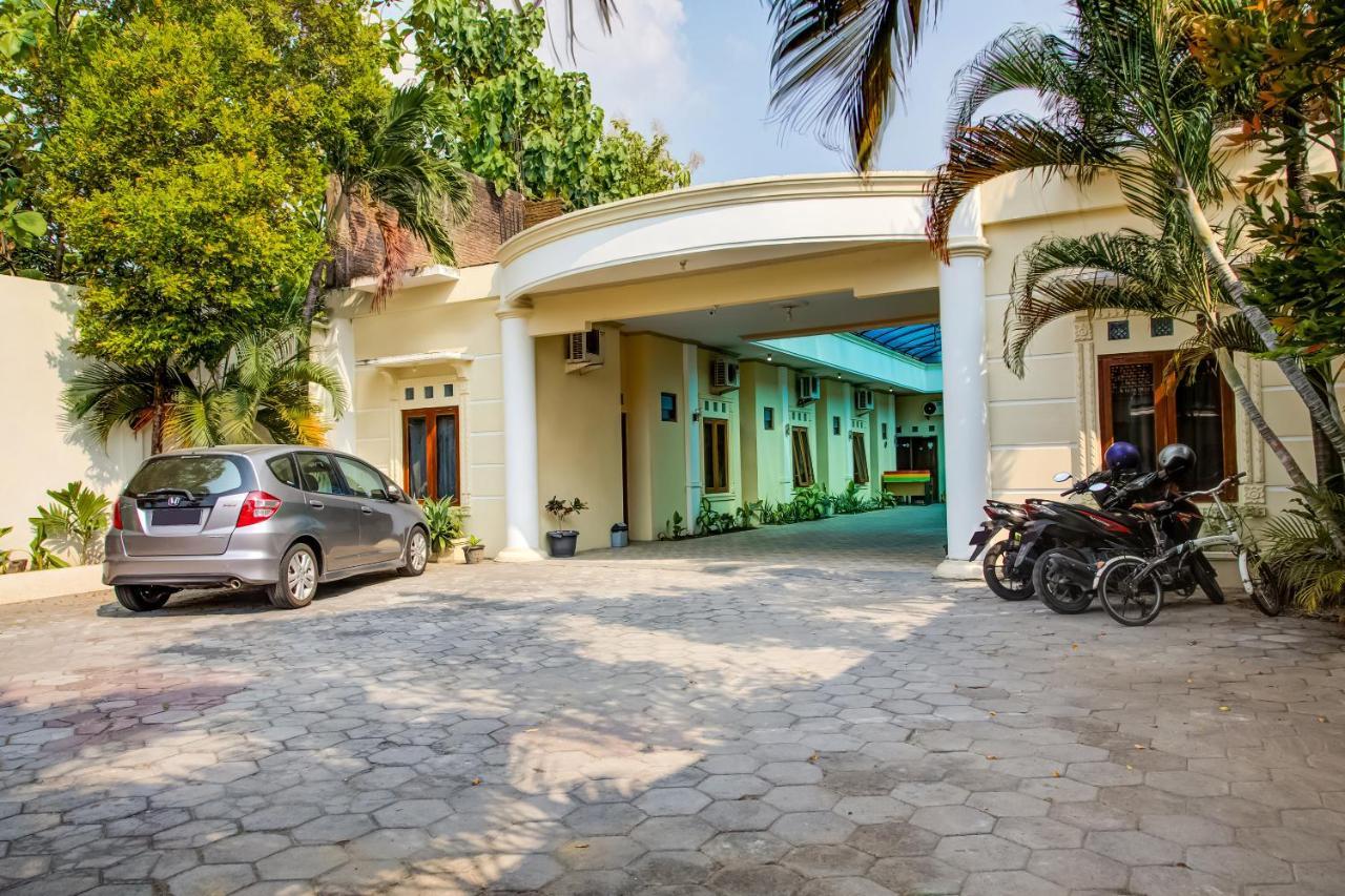 Oyo 3831 Pelangi Residence Syariah Solo Екстериор снимка