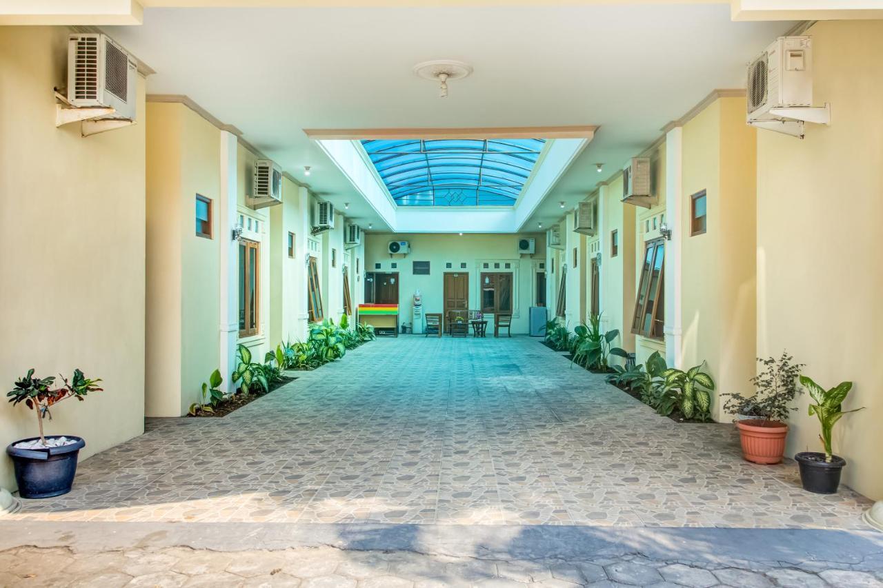 Oyo 3831 Pelangi Residence Syariah Solo Екстериор снимка