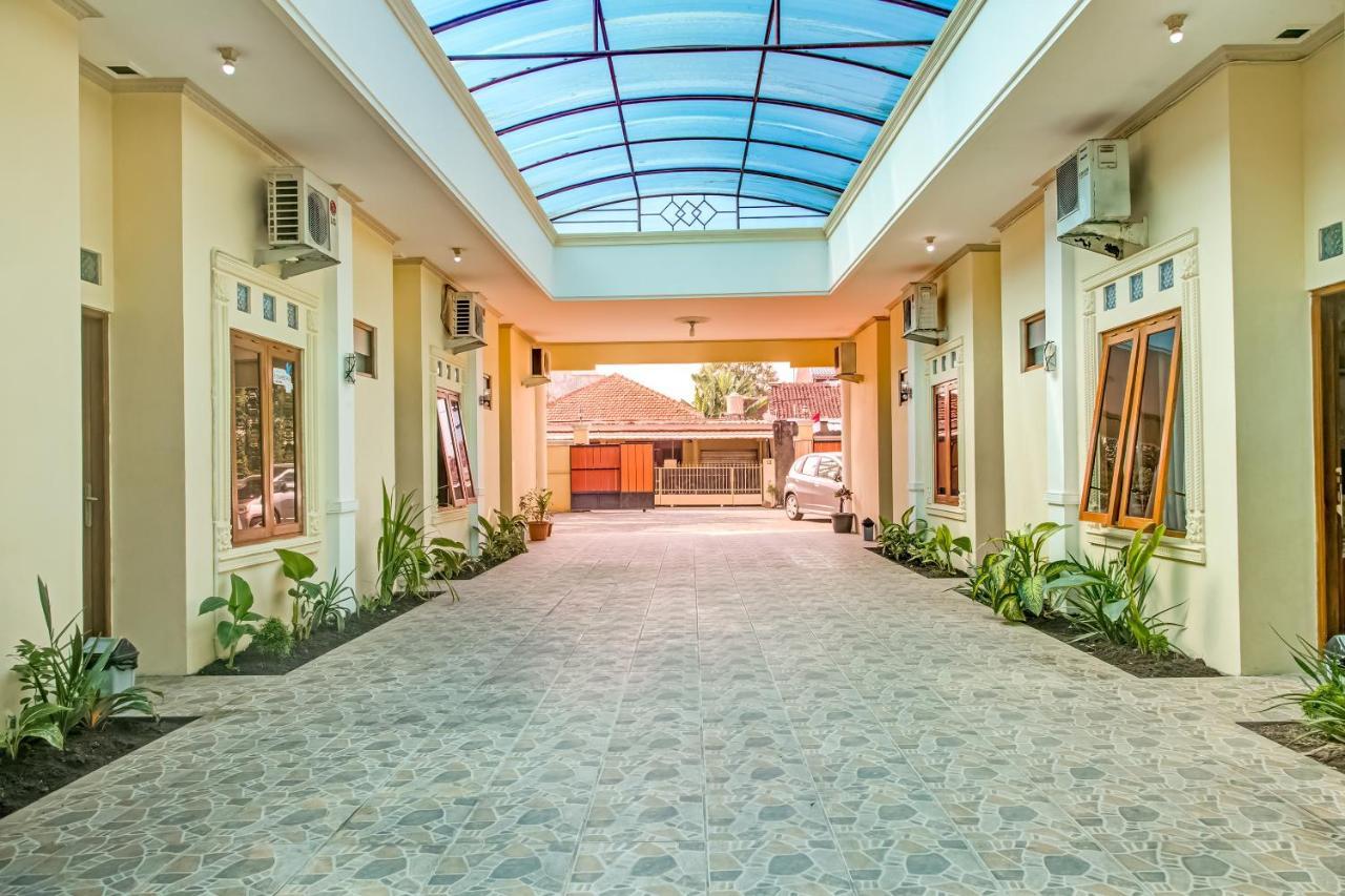 Oyo 3831 Pelangi Residence Syariah Solo Екстериор снимка