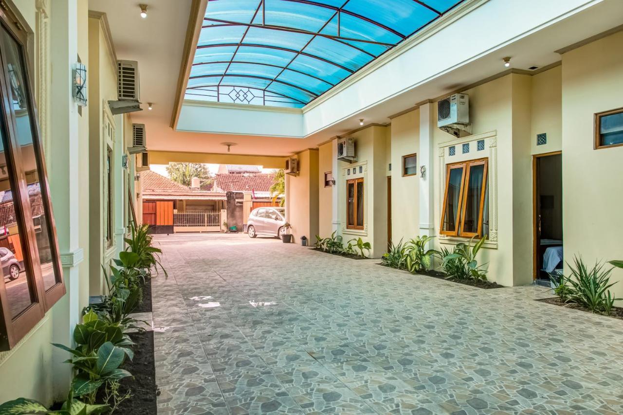 Oyo 3831 Pelangi Residence Syariah Solo Екстериор снимка