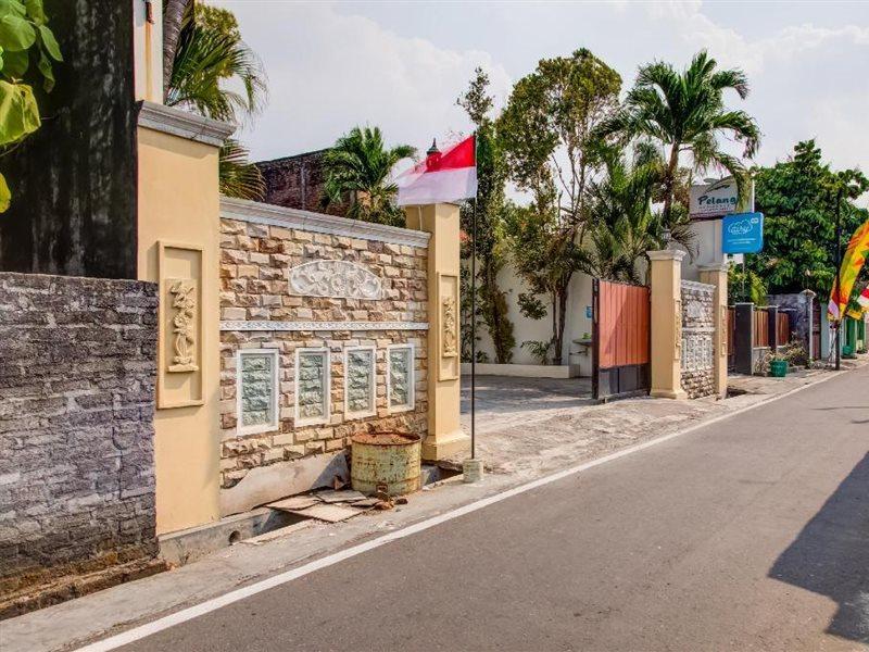 Oyo 3831 Pelangi Residence Syariah Solo Екстериор снимка